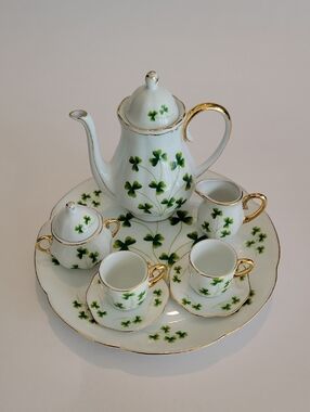 VINTAGE MINATURE SHAMROCK PORCELAIN TEA SET